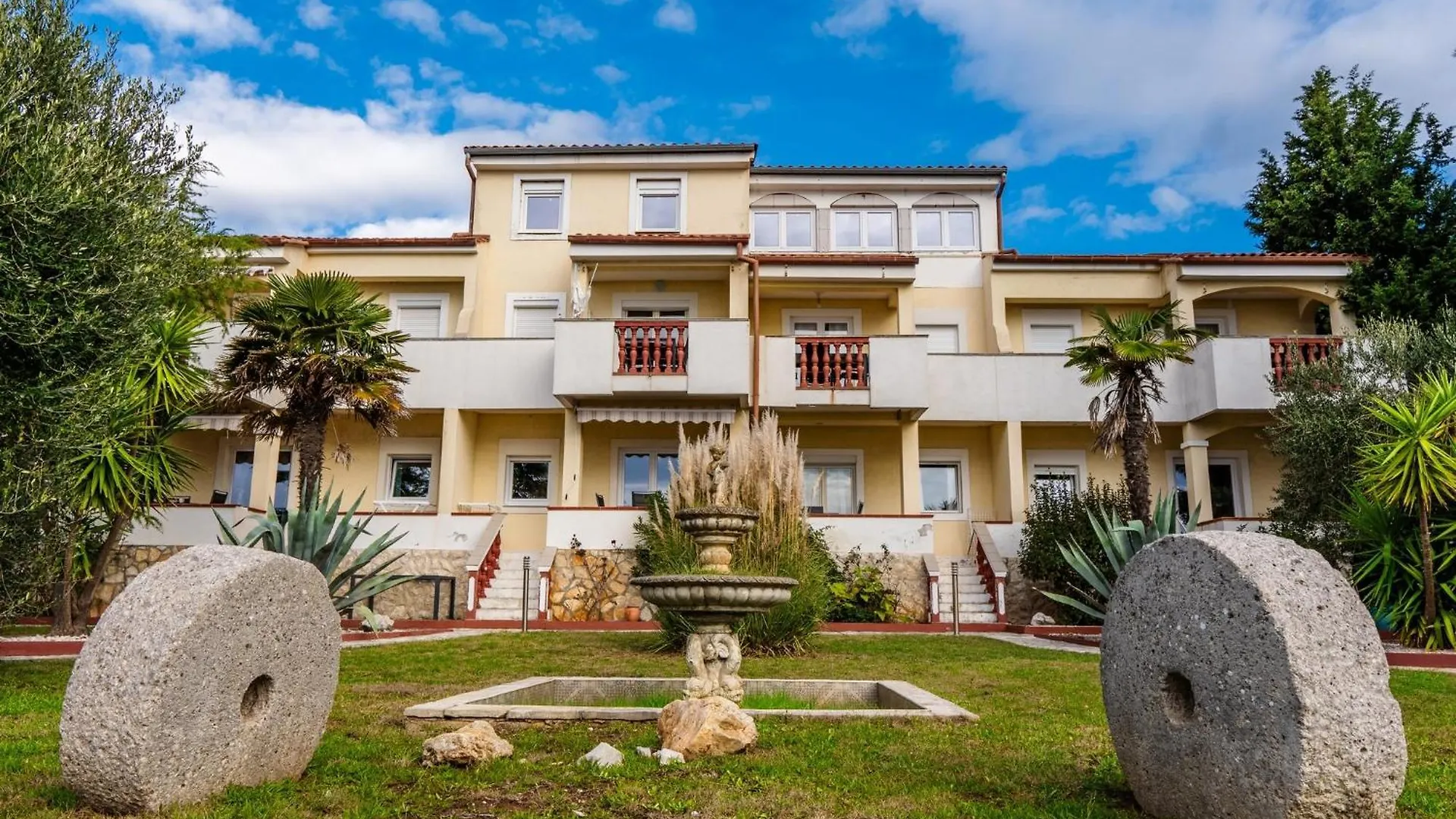 Family Friendly Seaside Apartments Vir - 22115
